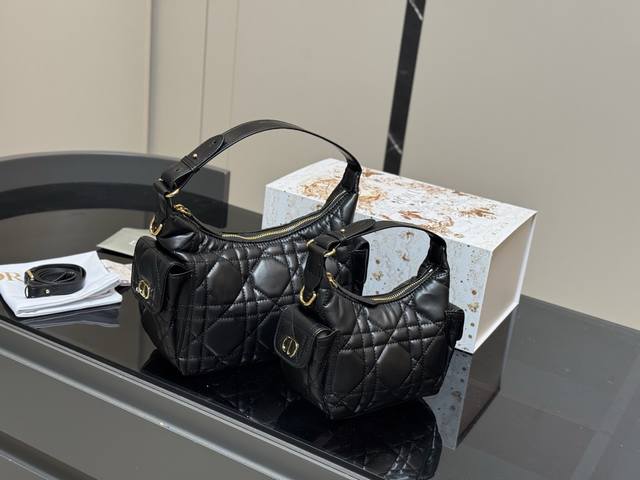 配折叠盒 迪奥Dream太妙了看完就入手 自重很轻,有两条肩带可以手提斜挎 侧面还有两个兜兜 尺寸:23.22Cm 17.16Cm