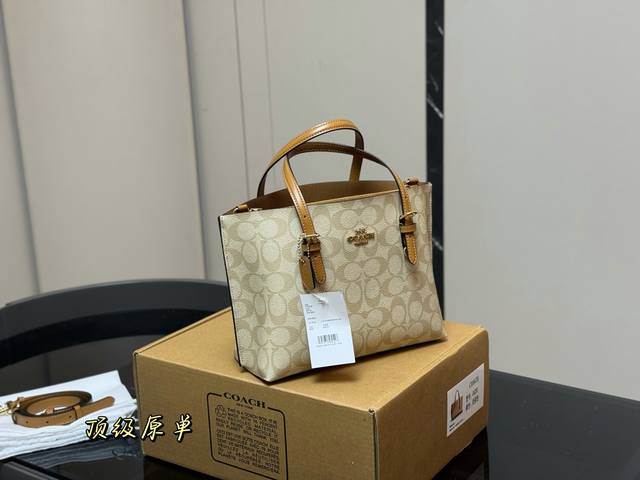 配盒 复刻版 Size：25*20Cm 蔻驰 小号托特包Mollie Tote 等比例缩小版托特包， 手拎小巧， 但又有三个隔层！ 实用满分100！ 可以斜挎，