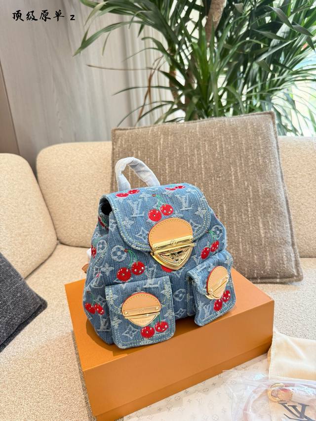 Lv村上隆牛仔丹宁小背包上身 一开始以为会很难搭配, 蓝蓝红红的有点幼稚. 但是稍微穿浅色一点的衣服还满亮眼的 包包大小很可爱.