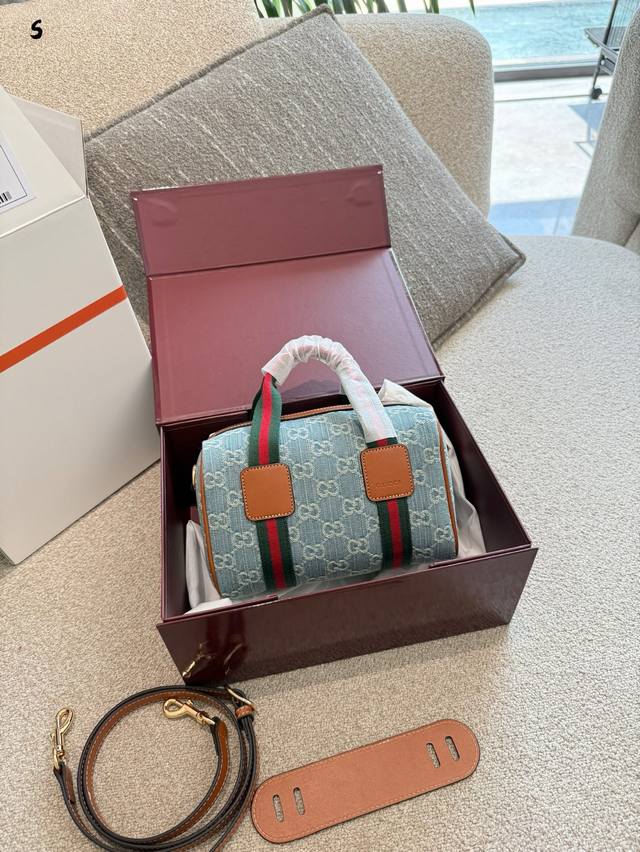 Gucci丹宁牛仔包开箱！这波复古风赢麻了 Gucci今年最让我惊喜的居然是Ggmini系列！这款全新牛仔包拿到手就被质感惊艳到了～没有做旧处理的浅金色五金反而