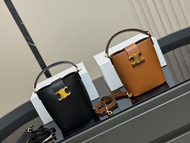 配折叠盒 Size： 16.19Cm Celine 水桶包赛琳 一直很喜欢小牛皮的包 经久耐看 复古印花图案 有着高颜值的复古文艺气息