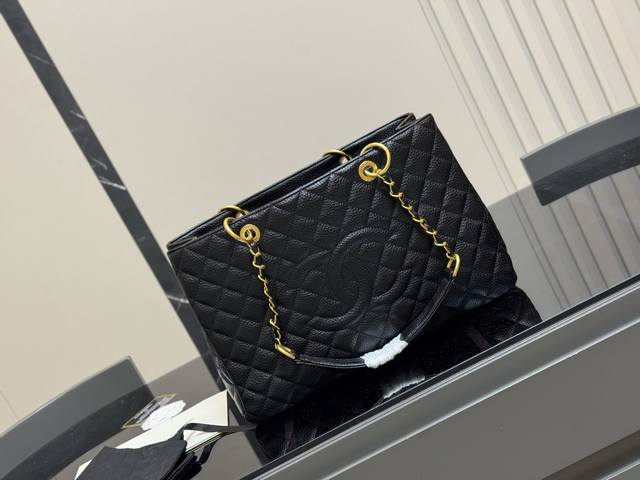 香奈儿Gst 一包难求系列 通过各种渠道购入正品开发复刻 原厂小牛皮压荔枝纹颗粒 专柜同步纯钢制五金 容量极大 各种场合均适用 版型超赞 出门必备尺寸：38.2