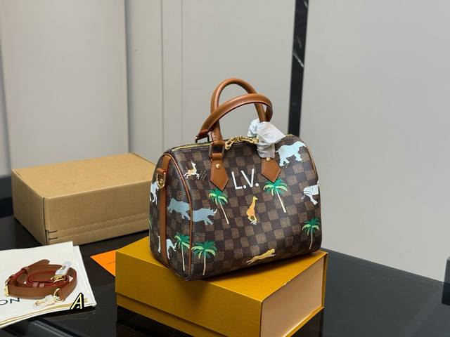 配折叠盒飞机盒 尺寸：25Cm Lv Keepall 新品枕头包 原版配牛皮 简直长在我的心头。 男女同款！！！！ 男盆友的新包