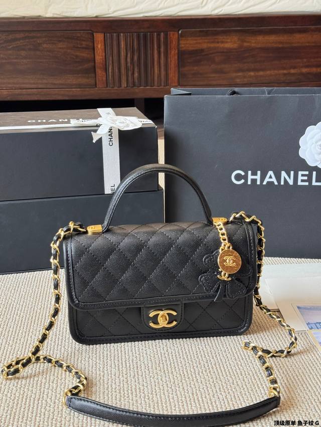 顶级原单 鱼子纹 香奈儿｜ 四叶草系列 喜欢双肩包真的别错过这款 方方正正的包型；荔枝牛皮与砂金质感十足 四叶草勋章配饰吊坠做旧感很强！ 整体风格很“学院风”