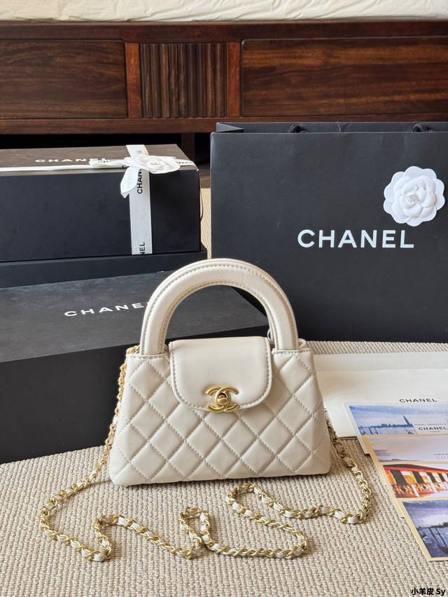 小羊皮 Chanel Kelly 24P 本季度的“最眼包” Chanel 香奈儿 23K Kelly大号链条包 油蜡皮 也是很耐用哒，经典百搭耐看~ 尺寸20