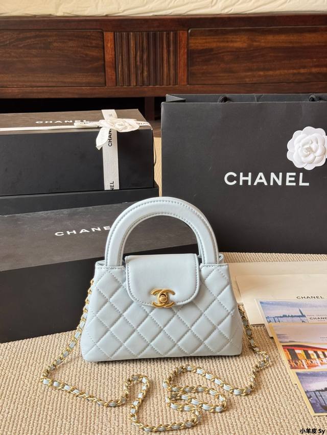 小羊皮 Chanel Kelly 24P 本季度的“最眼包” Chanel 香奈儿 23K Kelly大号链条包 油蜡皮 也是很耐用哒，经典百搭耐看~ 尺寸20
