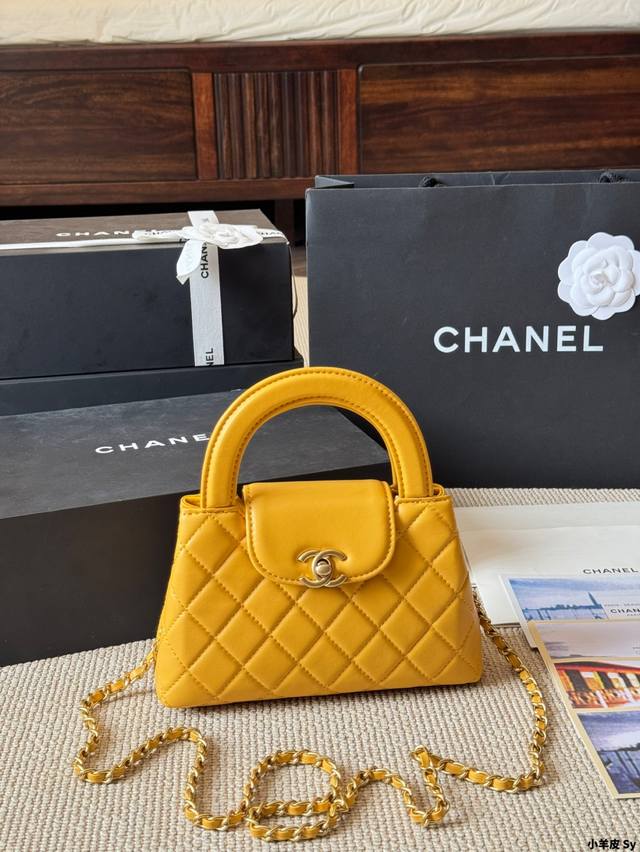 小羊皮 Chanel Kelly 24P 本季度的“最眼包” Chanel 香奈儿 23K Kelly大号链条包 油蜡皮 也是很耐用哒，经典百搭耐看~ 尺寸20