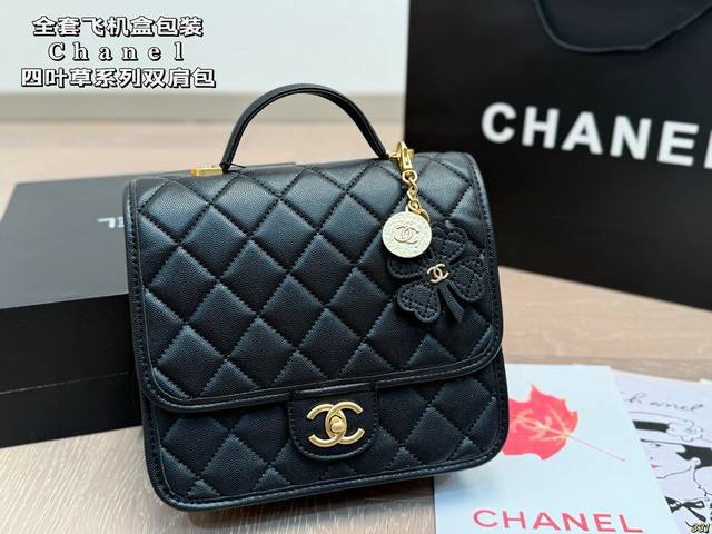 全套飞机盒包装 四叶草系列双肩包 喜欢双肩包真的别错过这款 方方正正的包型；荔枝牛皮与砂金质感十足 四叶草勋章配饰吊坠做旧感很强！ 整体风格很“学院风” 浓浓的