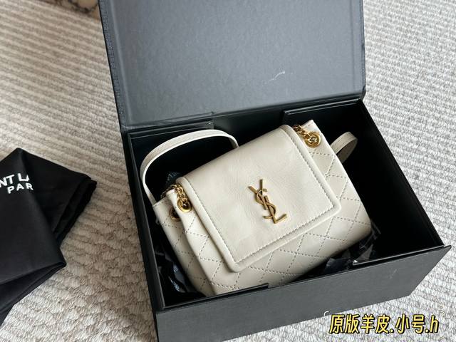 羊皮 配盒 Size：18*13Cm 原单品质出 Ysl Mini Nolita手袋 精致、可爱还很能装～ 背他真的是温柔小仙女本仙了 搜索杨树林洛丽塔