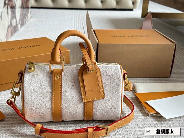 Lv X Nigo Keepall Xs 21 枕头包 手袋是一款理想的都市手袋。 标志性的造型与经典的 Monogram 帆布，加之多种携带方式和奢华的天然牛