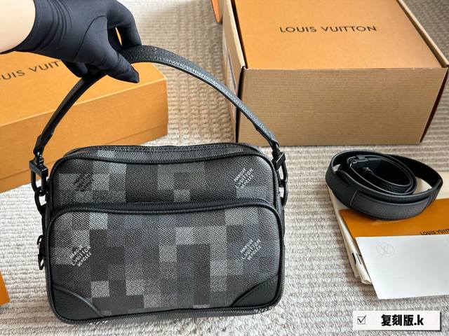 配盒 Lv 2025年男士新款Nilnil是横版双层设计 同款也是有两种材质帆布和皮质款 双层设计容量也更多 可以手拎和斜挎也很方便~ 今年的男包一定会冲出重围 配盒 Lv 2025年男士新款Nilnil是横版双层设计 同款也是有两种材质帆布和皮质款 双层设计容量也更多 可以手拎和斜挎也很方便~ 今年的男包一定会冲出重围