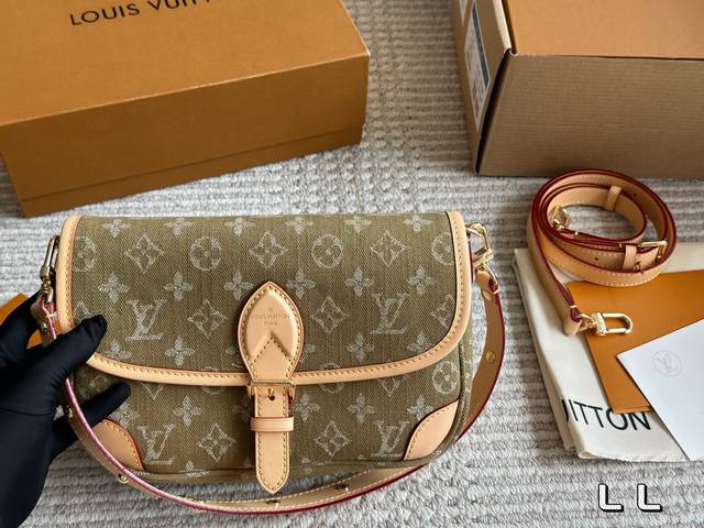 复刻版 配盒 Size：25*17Cm L家 Diane 法棍手袋 法棍包是真好看的 皮质和颜色都不错， 配置两条肩带 又甜又咸！ 搜索 Lv 法棍