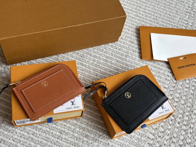 配盒 Size:12*8Cm 可爱的东西可以治愈一切 L家 这一款确实很出彩 牛皮质感 真的是绝绝子