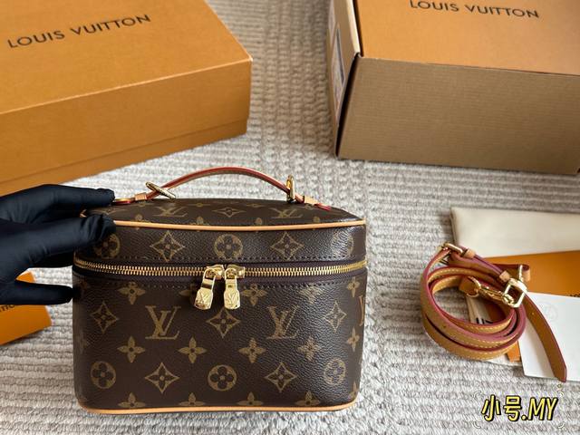 配盒 Size：20*13.5Cm 万万没想到L家 Nice 还能这么背 这个Size刚刚好哦 加了肩带后太好背了 乖巧精致 非常 搜索：Nice 化妆包