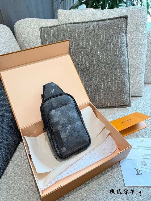 全新登场 Lv Damoflage Black 男士系列 以城市迷彩为灵感 Lv Damoflage Black 全新升级，硬朗风格与实用功能完美融合。 经典与