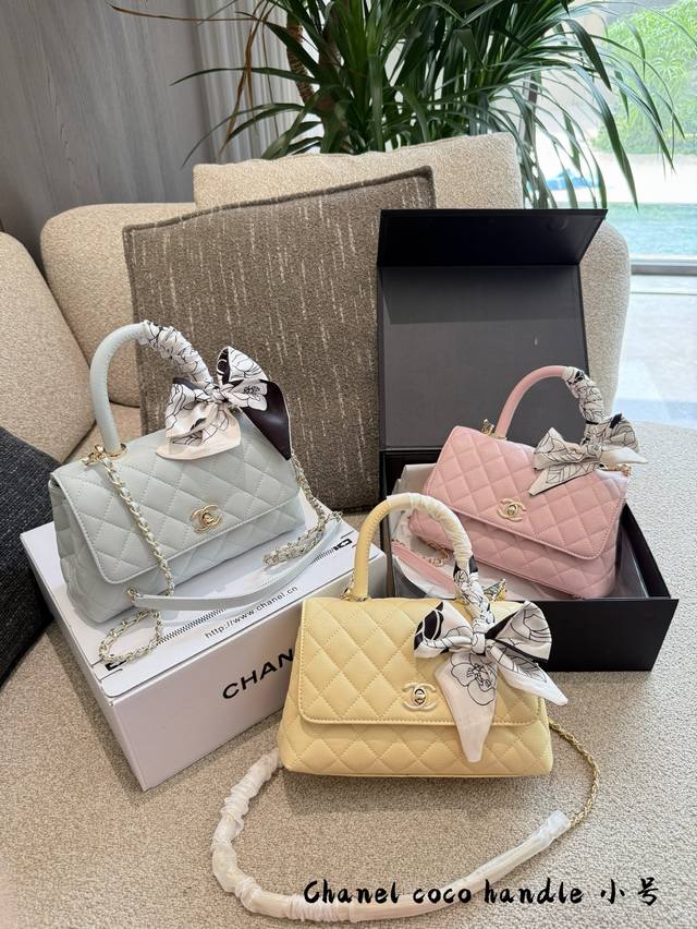 Chanel Coco Handle Coco Handle的受欢迎程度堪比Cf，在香奈儿的手柄包包中热度最高 诞生于1983年，以Coco Chanel小姐的