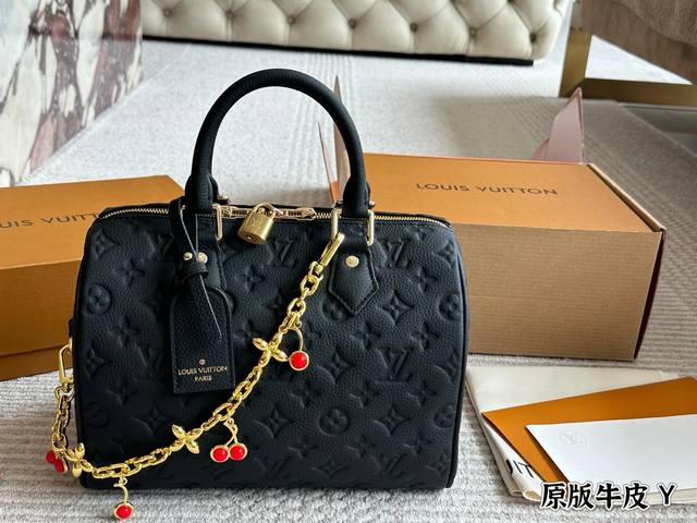 牛皮枕头包 Lv 新款Speedy 25枕头包 Lv新款系列枕头包手袋,全网首发Lv Speedy Nano枕头包这款Retiro手袋以标志性经典永恒。优雅低调