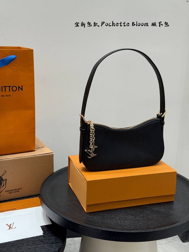 礼盒包装 快来看看这只小可爱！ Lv全新包款 Pochette Bloom, 腋下小麻将 侧面轻薄 单肩背超舒服 还可以做小手包 夏天轻松出街 尺寸23*12C