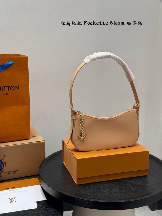 礼盒包装 快来看看这只小可爱! Lv全新包款 Pochette Bloom, 腋下小麻将 侧面轻薄 单肩背超舒服 还可以做小手包 夏天轻松出街 尺寸23*12C 礼盒包装 快来看看这只小可爱! Lv全新包款 Pochette Bloom, 腋下小麻将 侧面轻薄 单肩背超舒服 还可以做小手包 夏天轻松出街 尺寸23*12C