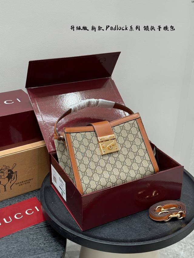 新品 礼盒包装 升级版！ Gucci 新款Padlock系列手提托特包斜挎包 与阳光为伴，纷呈礼物化作爱意载体。 Gucci Padlock系列手袋相随，以Gg