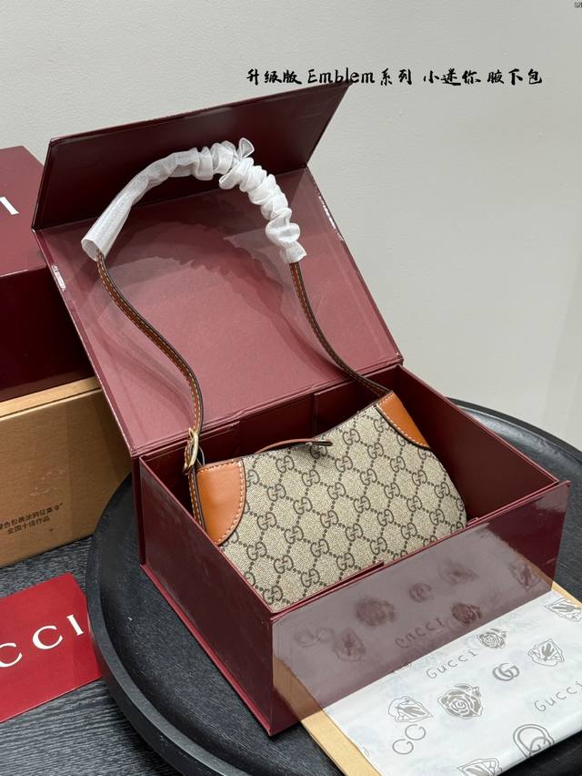 礼盒包装 升级版 Gucci Emblem系列 新品腋下包 麻将包 Mini小牛角 又上新啦啦啦真的是永远跟不上新款的脚步永远有买不完的新包~没办法，腋下包是趋