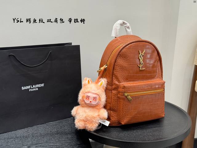 搭配拉布布挂件 Ysl圣罗兰鳄鱼纹 新款 双肩包 男女皆可的款式 大容量 日常出行 任何搭配都可轻松驾驭 尺寸:27 32 搭配拉布布挂件 Ysl圣罗兰鳄鱼纹 新款 双肩包 男女皆可的款式 大容量 日常出行 任何搭配都可轻松驾驭 尺寸:27 32