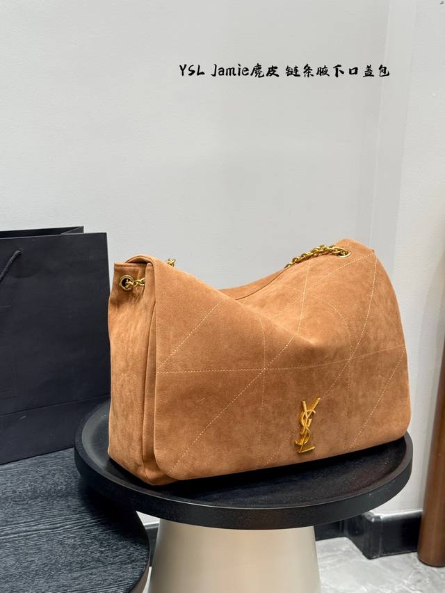 礼盒包装 圣罗兰Ysl Jamie羊皮链条大包 麂皮棕 今年的大包出一只火一只 完全宠喜欢大包的兄弟姐妹！ 链条包夏天背多了一丝呼吸感 和包包的大体量有了个对比
