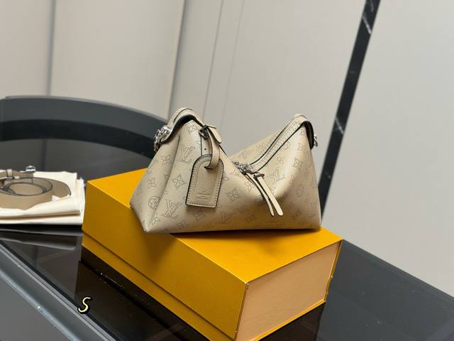 折叠盒 Lv Hand It All单肩包 月光女神镂空设计 尺寸:28.18Cm