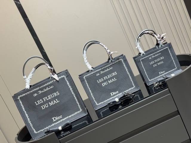 配礼盒 Dior 原版布提花 Dior Book Tote今年最喜欢的一款购物袋 Tote我用的次数最多的包 迪奥因为容量超级大 不管什么东西都向里面放 当然凹