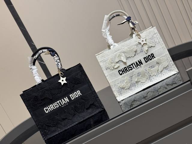 星星挂件 P10配折叠盒丝巾 Dior 原版布提花 Dior Book Tote今年最喜欢的一款购物袋 Tote我用的次数最多的包 迪奥因为容量超级大 不管什么