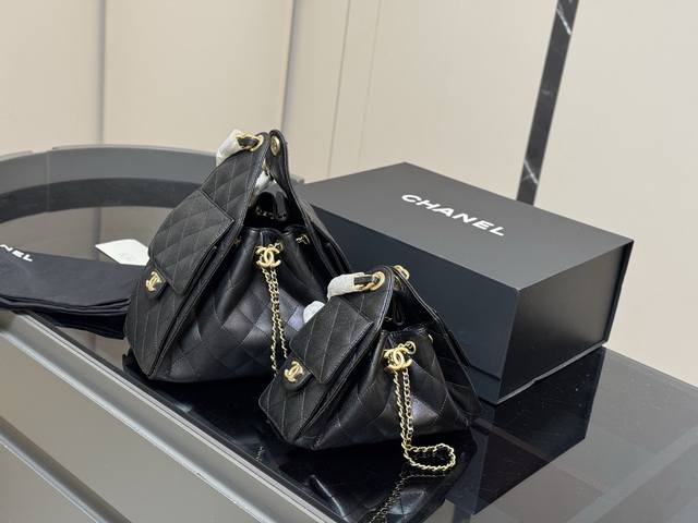 配折叠盒 Chanel 25Bag 小号真绝绝子 今年香奈儿25S系列简直美爆... 这只Hobo是个小号尺寸个人觉得比较日常 鱼子酱的质感颗粒没这么重反而很细