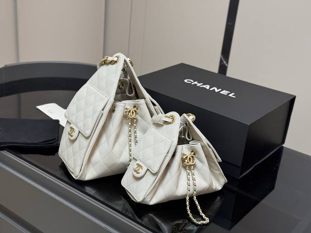 配折叠盒 Chanel 25Bag 小号真绝绝子 今年香奈儿25S系列简直美爆... 这只Hobo是个小号尺寸个人觉得比较日常 鱼子酱的质感颗粒没这么重反而很细