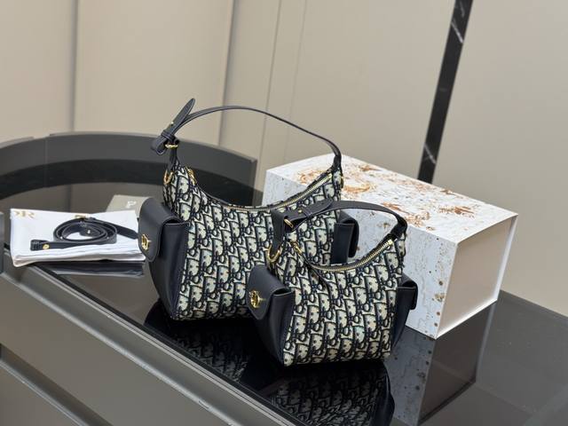 配折叠盒 迪奥Dream太妙了看完就入手 自重很轻,有两条肩带可以手提斜挎 侧面还有两个兜兜 尺寸:23.22Cm 17.16Cm