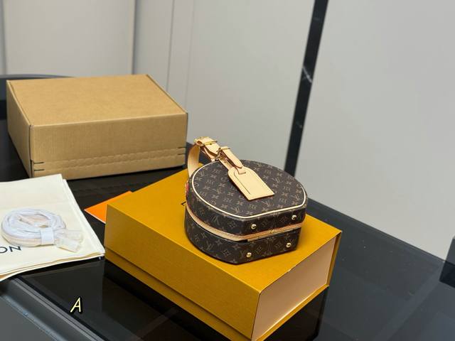 配折叠盒飞机盒 原单版 最高版本 Size：16*17Cm Lv 手提硬箱 颜值100分 每每打看她，肯定超开心！