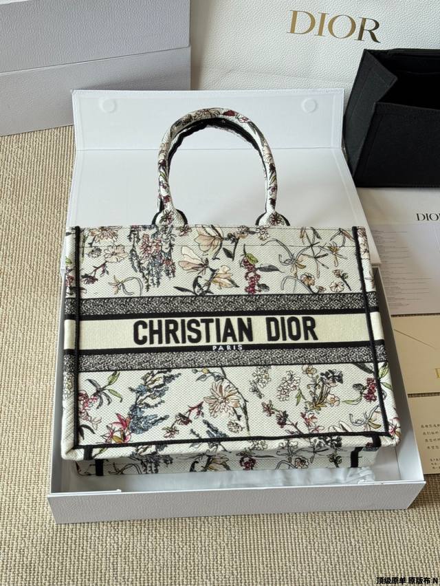 复刻版 原版布 Dior 原版布提花 25Ss新款蝴蝶刺绣Book 托特包 Dior Book Tote今年最喜欢的一款购物袋 Tote我用的次数最多的包，因为