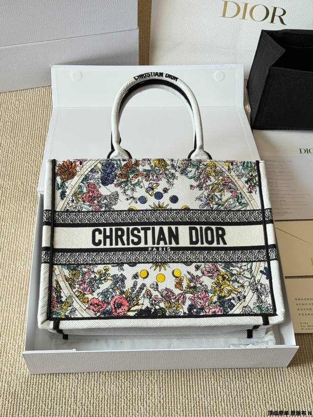 复刻版 原版布 Dior 原版布提花 25Ss新款蝴蝶刺绣Book 托特包 Dior Book Tote今年最喜欢的一款购物袋 Tote我用的次数最多的包,因为 复刻版 原版布 Dior 原版布提花 25Ss新款蝴蝶刺绣Book 托特包 Dior Book Tote今年最喜欢的一款购物袋 Tote我用的次数最多的包,因为