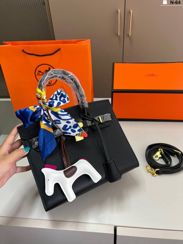 爱马仕铂金包 背铂金包的季节来啦 金扣！原版品质 N-64尺寸25×20折叠盒丝巾小马