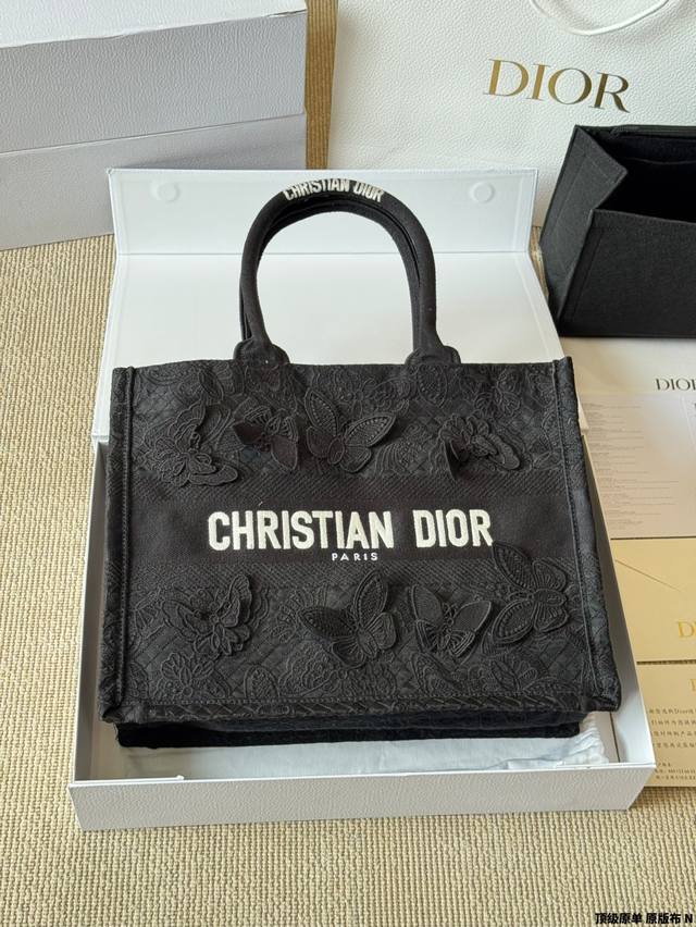 复刻版 原版布 Dior 原版布提花 25Ss新款蝴蝶刺绣Book 托特包 Dior Book Tote今年最喜欢的一款购物袋 Tote我用的次数最多的包，因为