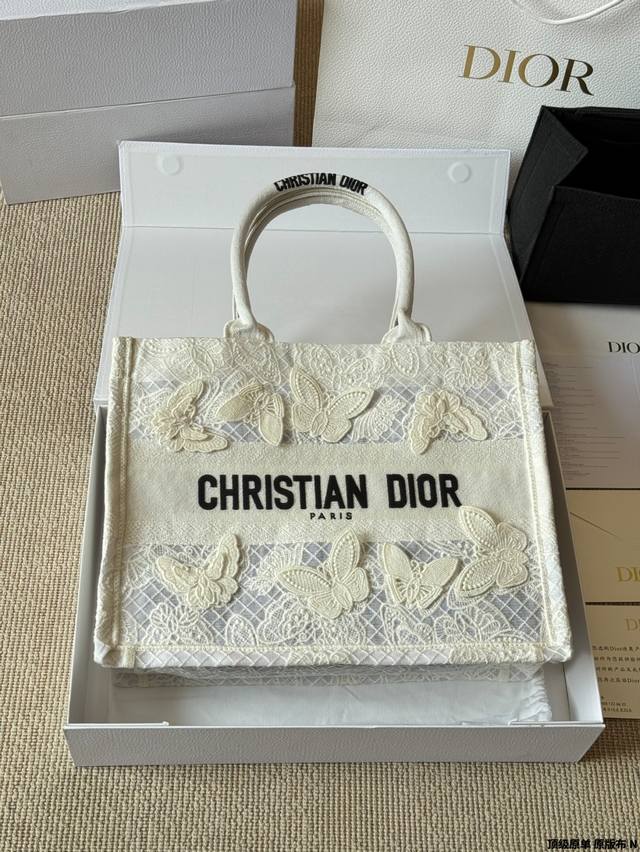 复刻版 原版布 Dior 原版布提花 25Ss新款蝴蝶刺绣Book 托特包 Dior Book Tote今年最喜欢的一款购物袋 Tote我用的次数最多的包，因为