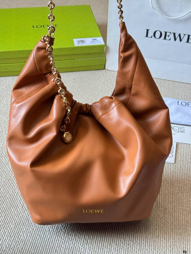牛皮版本 Loewe 25新款“垃圾袋”Squeeze 罗意威新款Squeeze 包型轮廓圆润 以包口位置的褶皱设计为特色 包包是Nappa头层小羊皮 皮质软糯