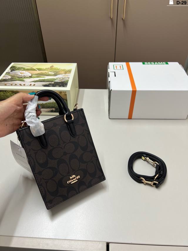 蔻驰Coach 迷你琴谱包 百搭到没朋友 就是酷 时尚感超强 辦识度很高 D-29尺寸13×17折叠盒飞机盒 蔻驰Coach 迷你琴谱包 百搭到没朋友 就是酷 时尚感超强 辦识度很高 D-29尺寸13×17折叠盒飞机盒