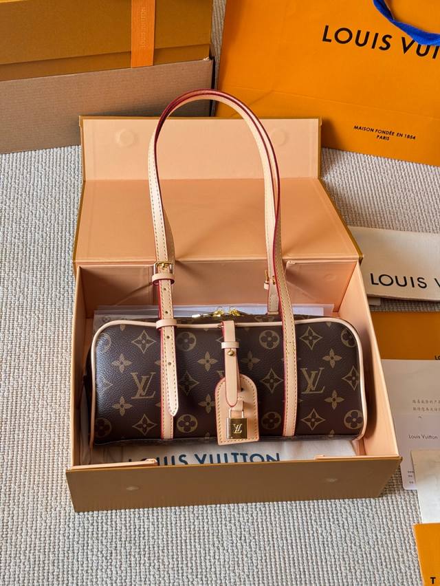 牛皮版本 Lv ｜Hangon保龄球包 Lv新款Hangon上身真的巨美！ 包体小小的 但挺能装 粉饼腮红口红染眉膏甚至Celine墨镜包也塞进去了我对长长扁扁