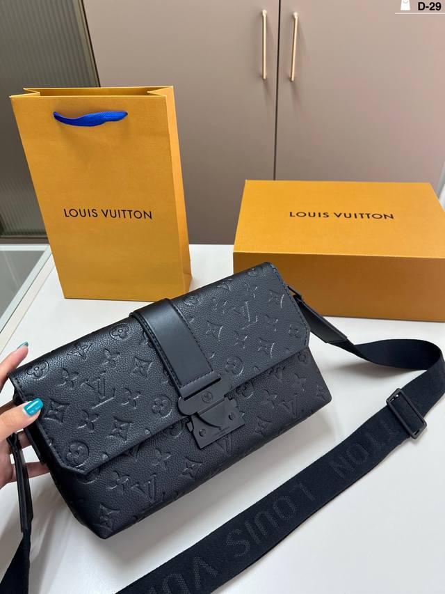 Lv路易威登黑武士经典爆款气质百搭顶呱呱由 邮差包。日常休闲少不了，街拍拍照可它搞 D-29寸24×15折叠盒