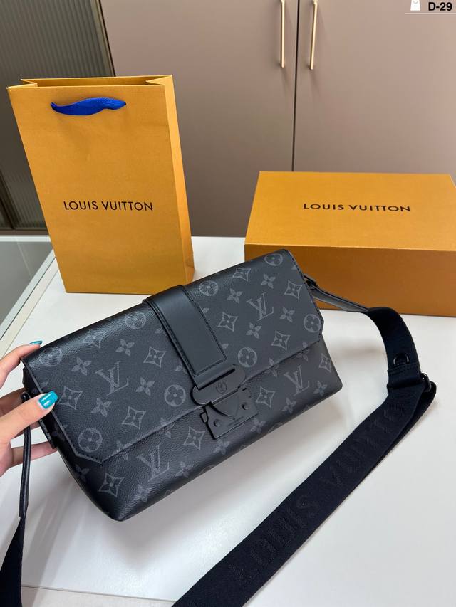 Lv路易威登黑武士经典爆款气质百搭顶呱呱由 邮差包。日常休闲少不了，街拍拍照可它搞 D-29寸24×15折叠盒