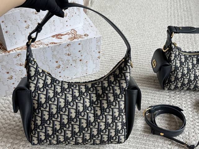 复刻版 迪奥新款烧麦包 方方正正的小烧麦包 比土著包更加秀气一些呢 日常出街容量也完全够用呀 23 17Cm配盒子