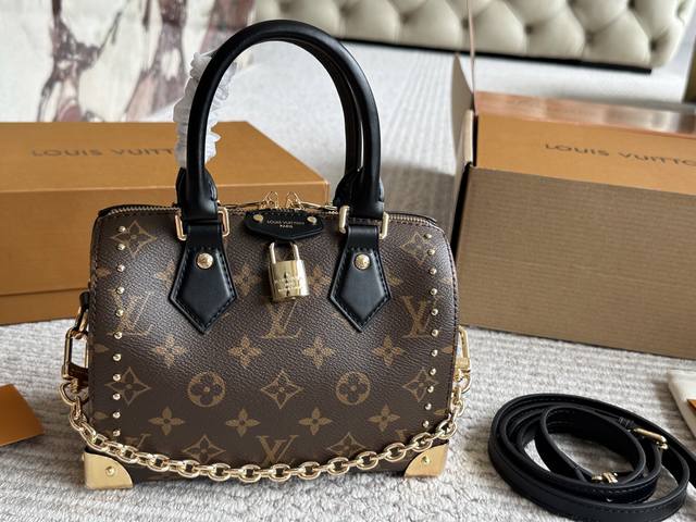 复刻版 Lv 小枕头包 原单密封包装对Nano Speedy尺寸相当小巧 所以搭配中尽显时尚靓丽迷人气质，但是携带轻盈，轻轻松松搭一款Nano Speedy出门