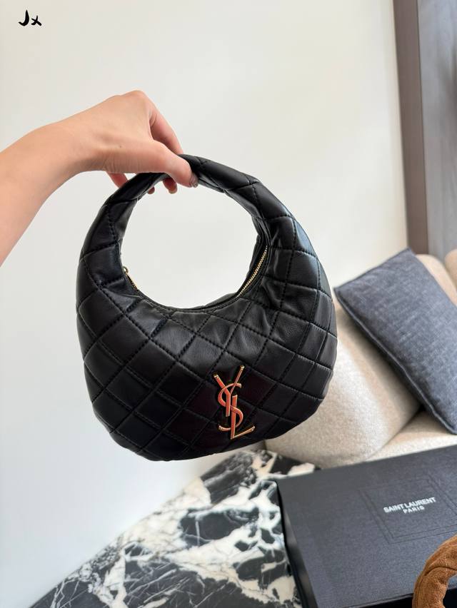 2025必入包款 # 千呼万唤的Icare小尺寸终于来了 全球首发现已登陆 全新Icare系列 麂皮 Baby Icare 满满的高级感，手感 软糯到犯规，温柔