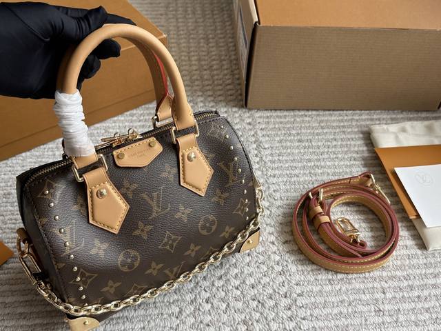 复刻版 Lv 小枕头包 原单密封包装对Nano Speedy尺寸相当小巧 所以搭配中尽显时尚靓丽迷人气质，但是携带轻盈，轻轻松松搭一款Nano Speedy出门