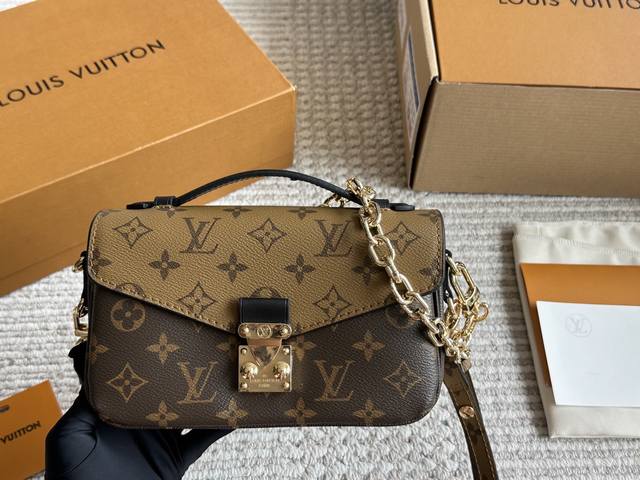 Lv 邮差小号链条包 热乎乎刚出炉的邮差新款 邮 差作为Lv经典款,真的很受大家的欢迎，冬天背超有韩剧女主的感觉可是大大的尺寸对于小个子女生真的不是很友好,所以