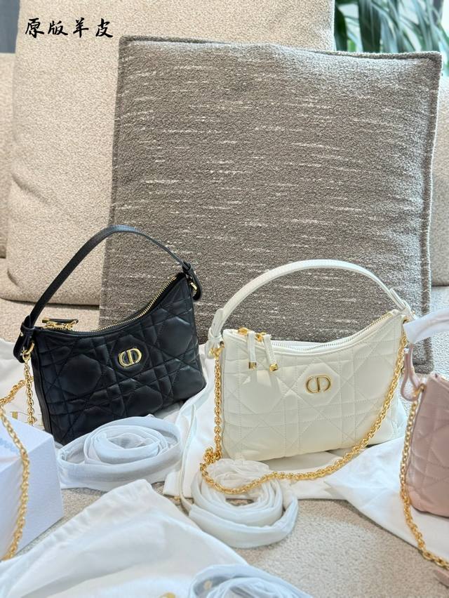 这款 Miss Caro迪奥之爱迷你链条手袋是二零二五秋冬成衣系列新品，时尚现代而不失实用功能。采用奶白色羊皮革精心制作，饰以超大藤格纹缉面线，搭配正面复古金色